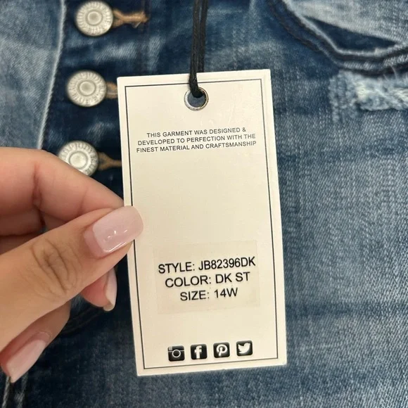 Judy Blue Women's Mid-Rise Button Fly Contrast Washed Boyfriend Jeans NWT 14W - Picture 12 of 16